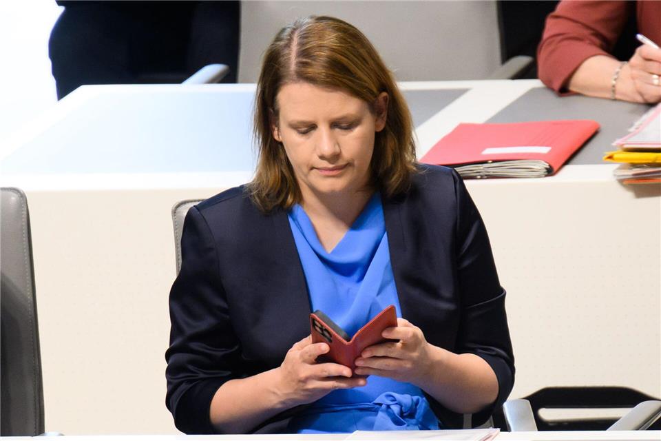 Kultusministerin Hamburg sagt, die Handy-Regeln müssen gemeinsam ausgelotet werden, damit sie gelebt werden. (Archivbild)Julian Stratenschulte/dpa