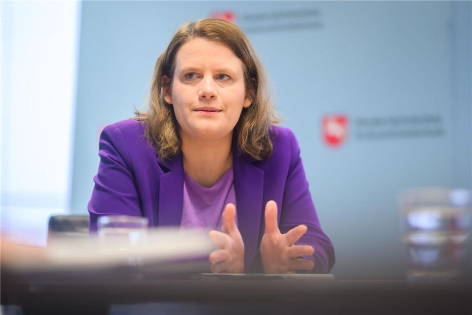 Kultusministerin Hamburg sucht nach Wegen, die Lehrkräfte an die Schulen zu holen, die sie brauchen. (Archivbild)Julian Stratenschulte/dpa