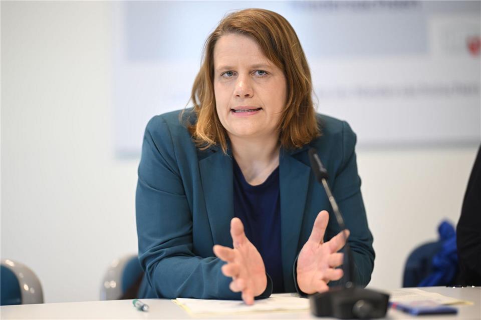 Kultusministerin Julia Willie Hamburg (Grüne) entschuldigte sich bei den Betroffenen. (Archivbild)Julian Stratenschulte/dpa