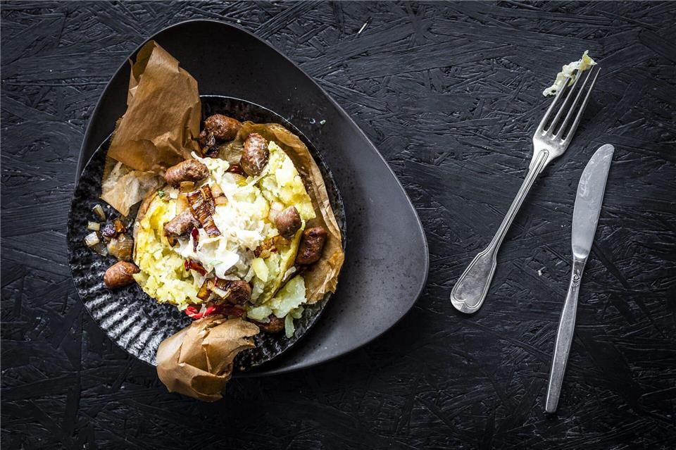 Kumpir ist ein typisches türkisches Streetfood. Mit Merguez und Sauerkraut wird aus der Ofenkartoffel ein würzig-frisches Gericht.KMG/die-kartoffel.de/dpa-tmn