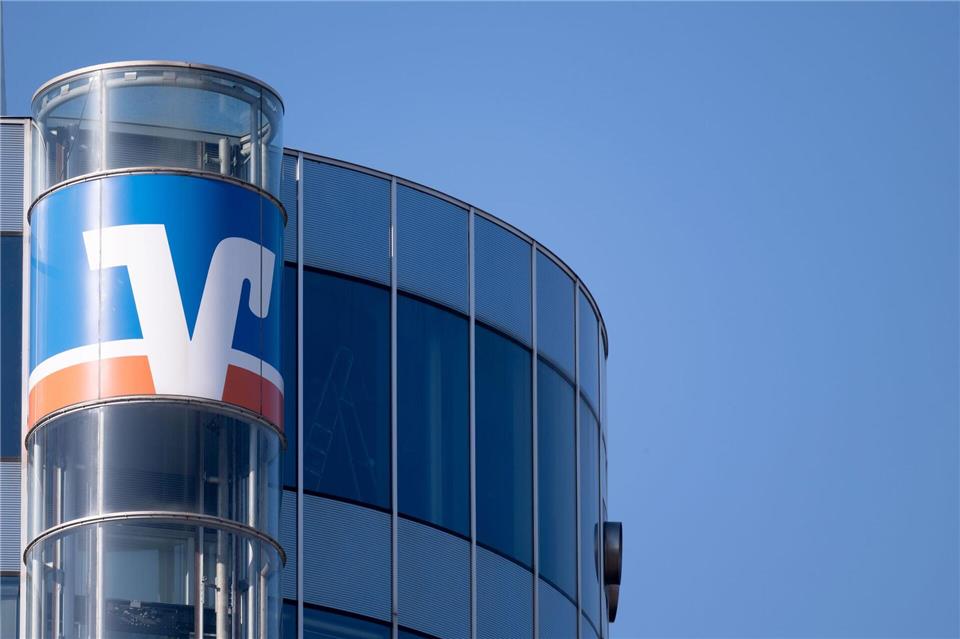 Kunden der Volksbanken können künftig in Geschäften mit dem iPhone bezahlen, ohne Apple Pay in Anspruch nehmen zu müssen.Marijan Murat/dpa