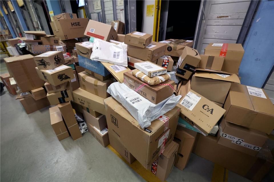 Kunden in Deutschland nutzen regelmäßig die Möglichkeit, bestellte Artikel zurückzuschicken.Bernd Wüstneck/dpa