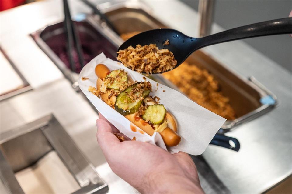 Kunden können sich bei Ikea ihren eigenen Hotdog kreieren.Christian Knieps/dpa
