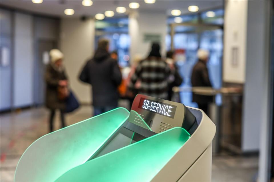 Kunden stehen im Vorraum der Sparkassenfiliale in Buer, in dem auch ein SB-Automat steht. Christoph Reichwein/dpa