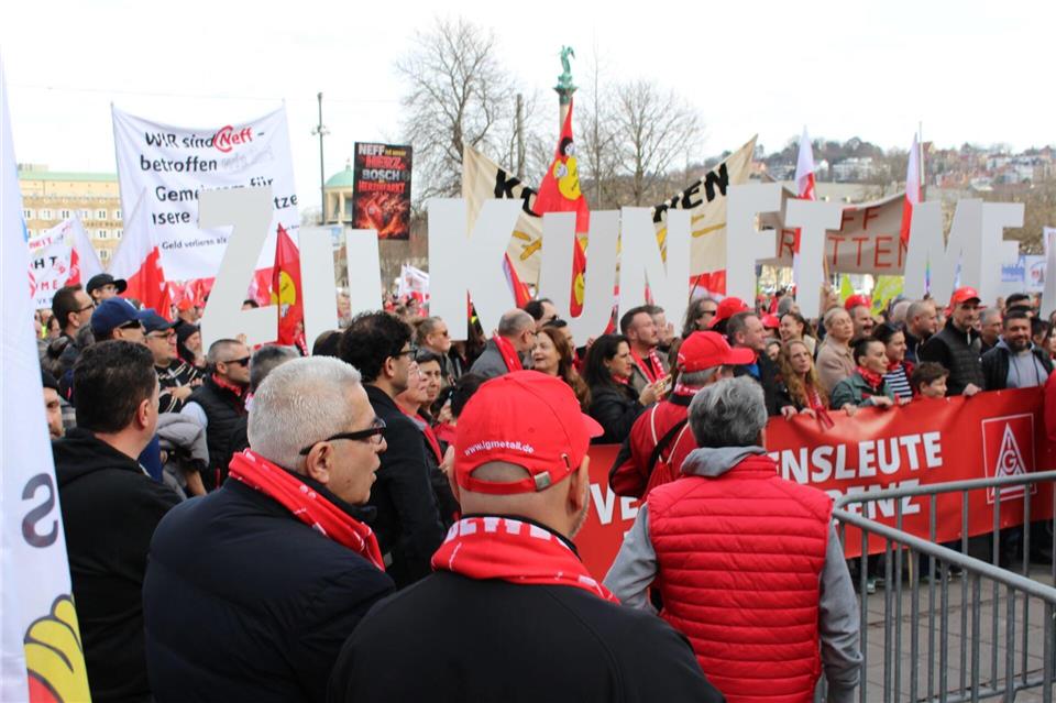 Kundgebung auf dem Stuttgarter Schlossplatz. Marcel Gnauck/dpa