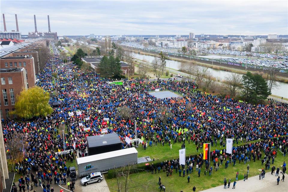 Kundgebung beim Warnstreik 2024: Am selben Ort will die IG Metall nun gegen die neuen Sparpläne demonstrieren - zunächst aber mit deutlich weniger Teilnehmern. (Archivbild)Julian Stratenschulte/dpa Pool/dpa