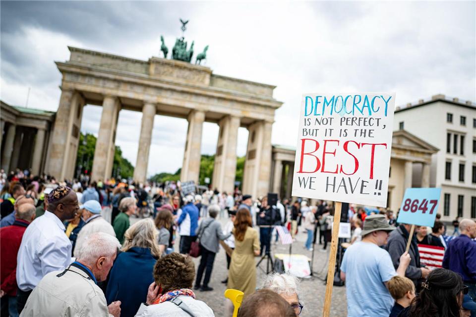 Kundgebung der Democrats Abroad vor dem Brandenburger Tor in Berlin. Fabian Sommer/dpa