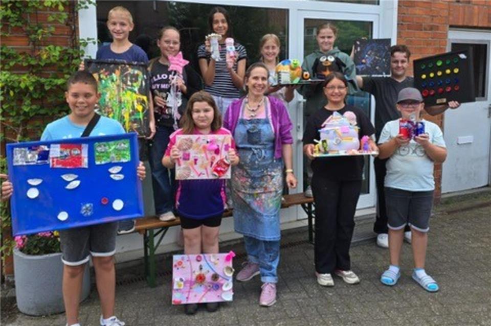Kunst aus Müll: Bei einem Workshop mit Katja Enseling (Mitte) in ihrem Atelier „Honigkukuk“ Nottuln haben die Kinder ganz eigene Kunstwerke geschaffen.