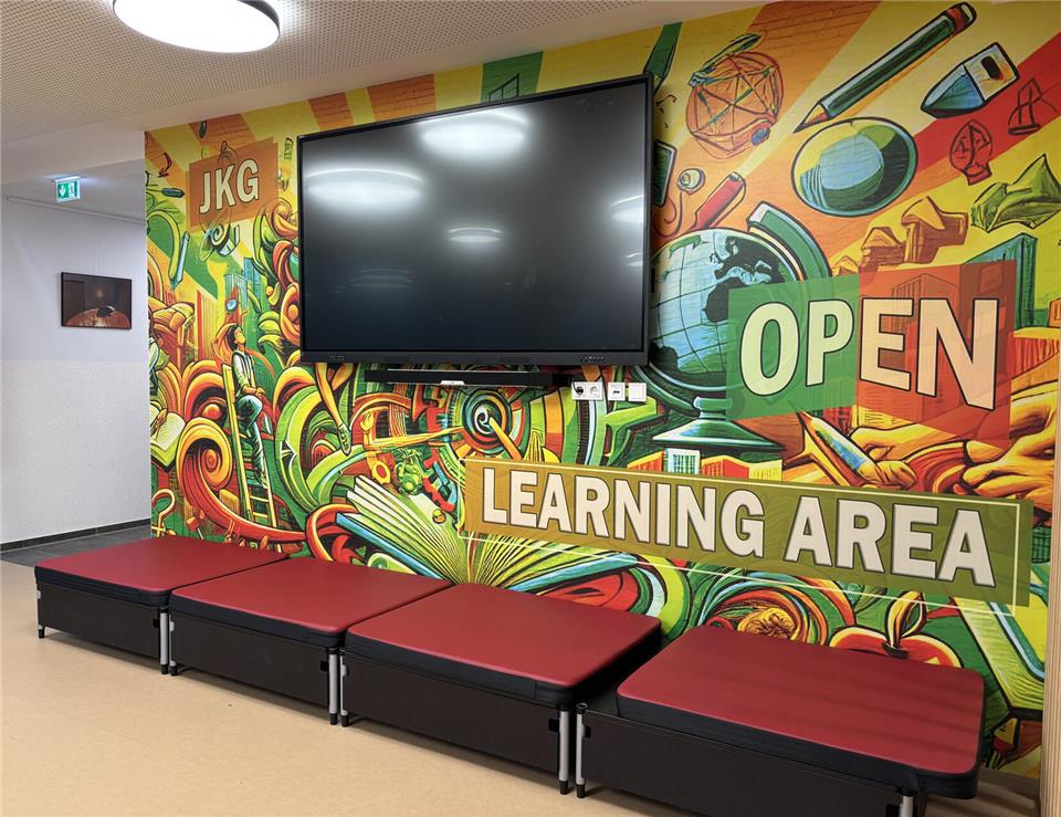 Kunst darf an der Julia-Koppers-Schule nicht fehlen. Gemälde und Arbeiten der Schüler bringen Farbe an die Wände.