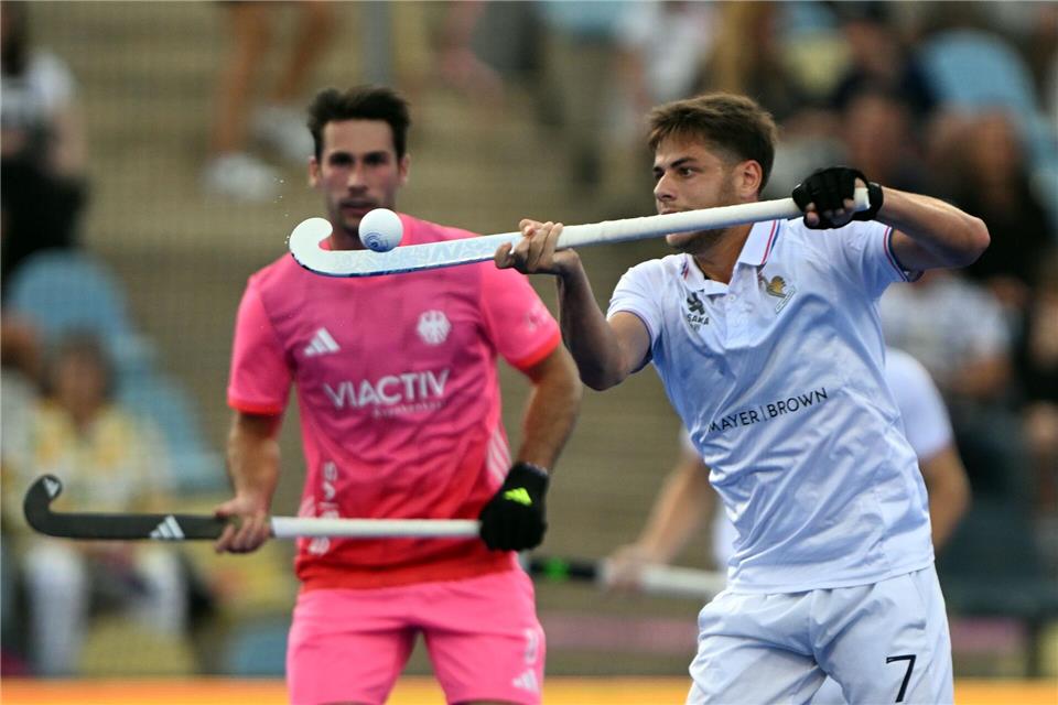 Kunst und Kampf im Hockey-Park.Federico Gambarini/dpa