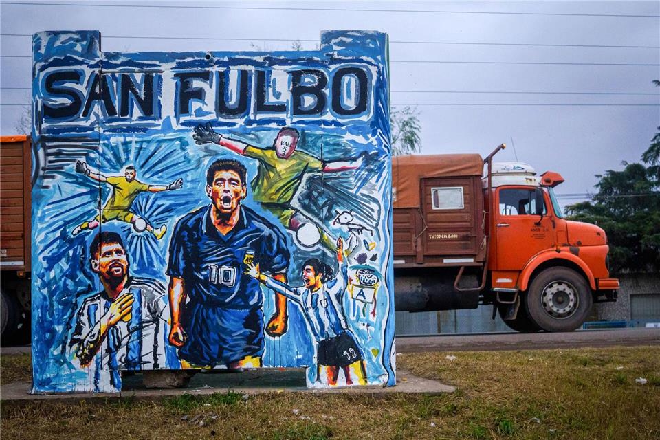 Kunst zur WM: Eine Hommage an die argentinische Fußballkultur ziert eine Bushaltestelle.Patricio Murphy/ZUMA Press Wire/dpa