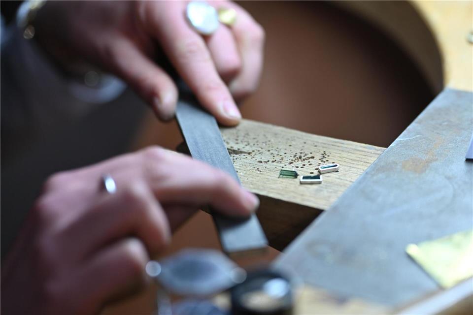 Kunsthandwerker öffnen Werkstätten Kunstfertiges Handwerk wie in Goldschmiedewerkstätten ist in den kommenden Tagen auch in Thüringen direkt zu erleben. (Archivbild) Leonie Asendorpf/dpa