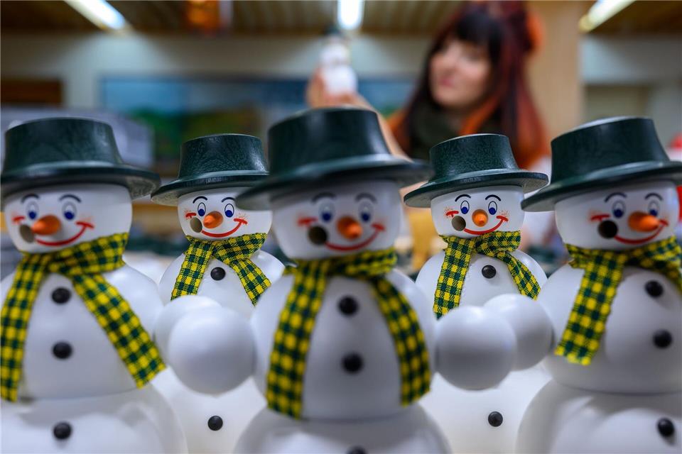 Kunsthandwerk aus dem Erzgebirge ist in der Vorweihnachtszeit gefragt. Hier werden in der Schauwerkstatt der Seiffener Volkskunst eG Räuchermännchen gefertigt.Hendrik Schmidt/dpa