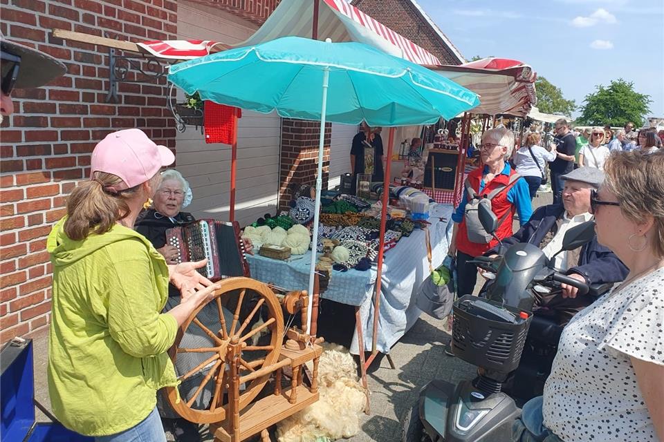 Kunsthandwerk aus der Region gehört am Pfingstwochenende auch zum Programm des Raesfelder Bauernmarkts auf dem Hof Süthold.