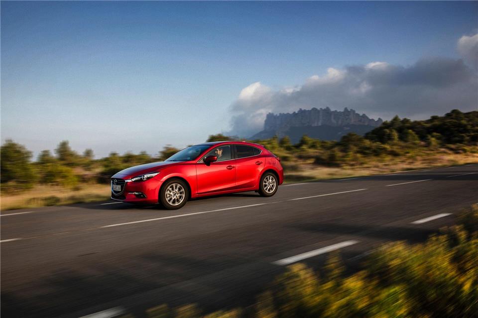 Kunstvoll gezeichneter Kompakter? Das müssen Sie selbst entscheiden - aber aus der Masse der Konkurrenz dürfte der Mazda3 schon herausstechen.Mazda/dpa-tmn