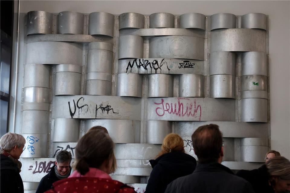 Kunstwerke aus der DDR wie dieses Aluminium-Relief prägen auch heute noch das Stadtbild Neubrandenburgs.Bernd Wüstneck/dpa