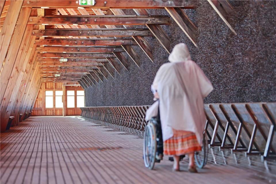 Kur- und Gesundheitsanlagen wie das Gradierwerk in Bad Salzungen sind auch für Einheimische eine Bereicherung. (Symbolbild)Matthias Bein/dpa