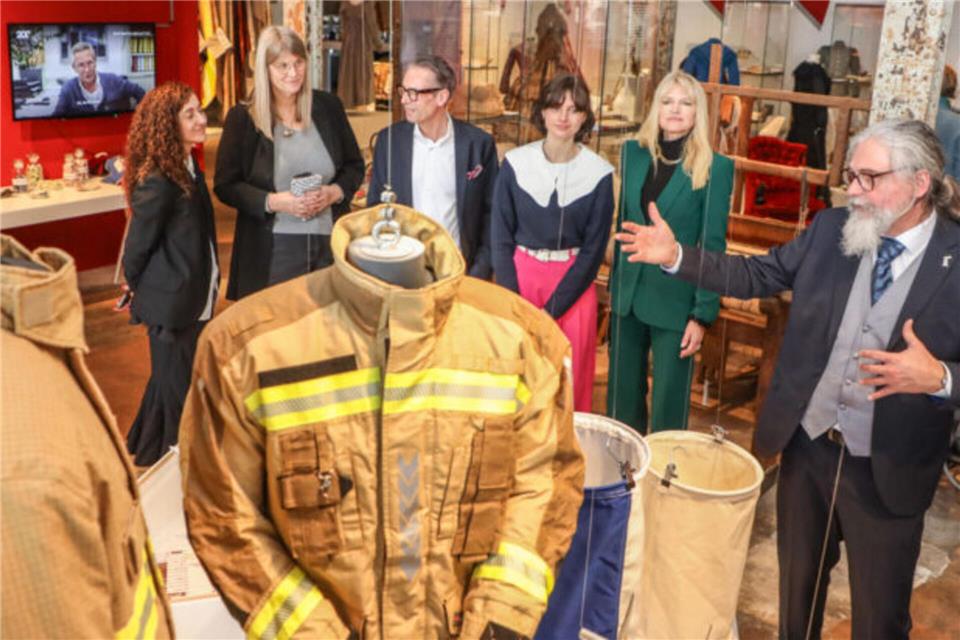 Kurator Martin Schmidt führt durch die Ausstellung im LWL-Museum in Bocholt.