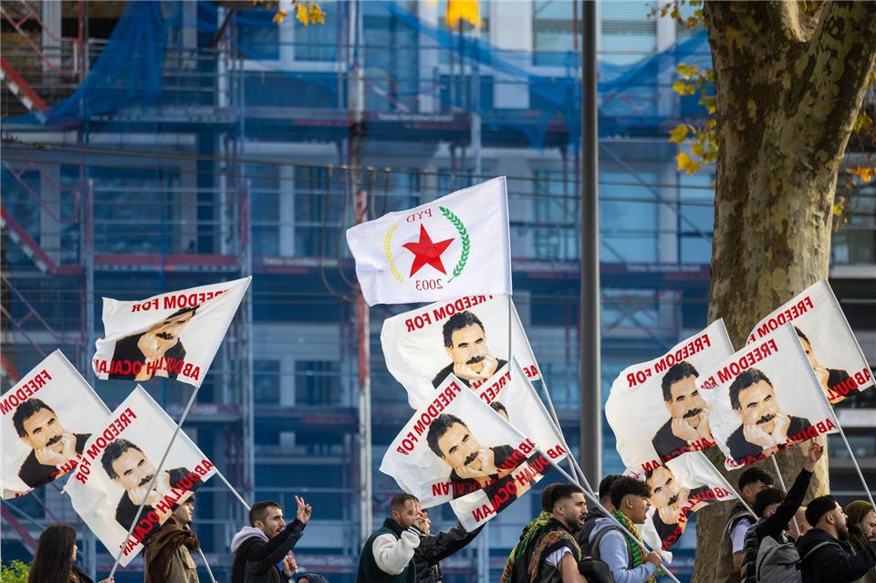 Kurden demonstrieren für die Freilassung von Abdullah Öcalan.Thomas Banneyer/dpa