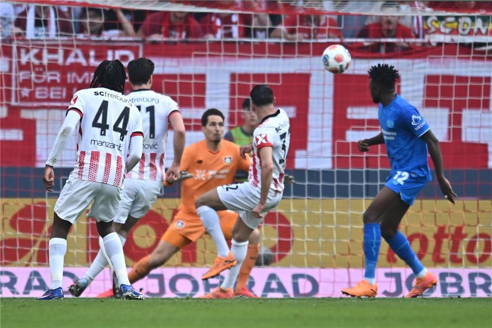 Kurios und historisch: Vincenzo Grifos Führungstor zum 1:0 gegen Bayer.Achim Keller/dpa