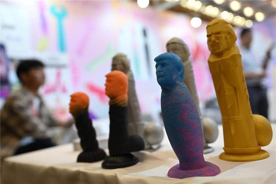 Kuriose Spielzeuge mit dem Kopf Donald Trumps waren auf der Messe auch zu finden. Johannes Neudecker/dpa