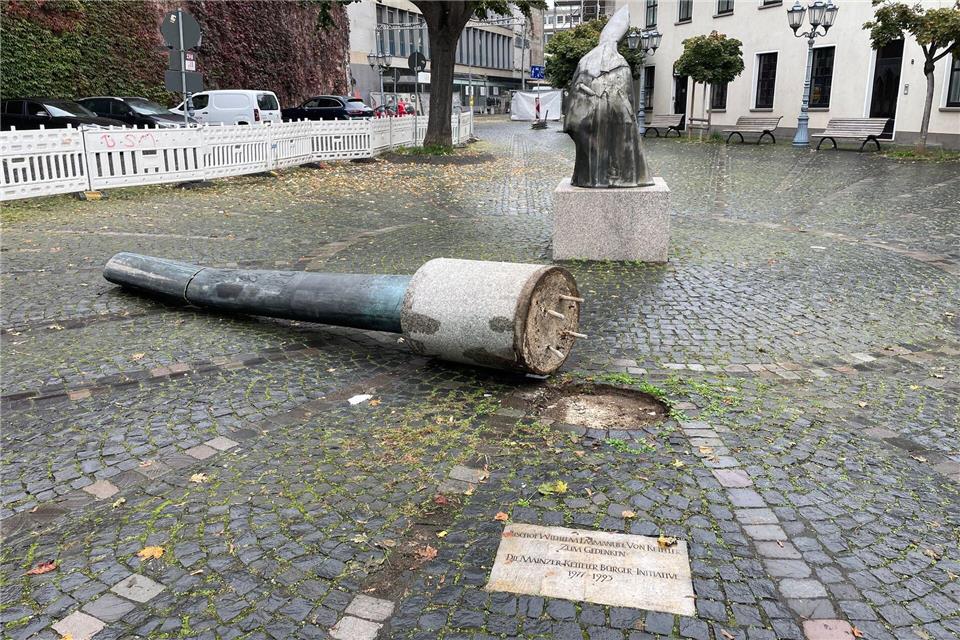 Kurioser Unfall in Mainz: Ein Lkw-Fahrer will eine Statue schonen – und reißt dabei ausgerechnet die danebenstehende Bischofssäule um. (Aktuelles Foto)-/Polizeidirektion Mainz/dpa