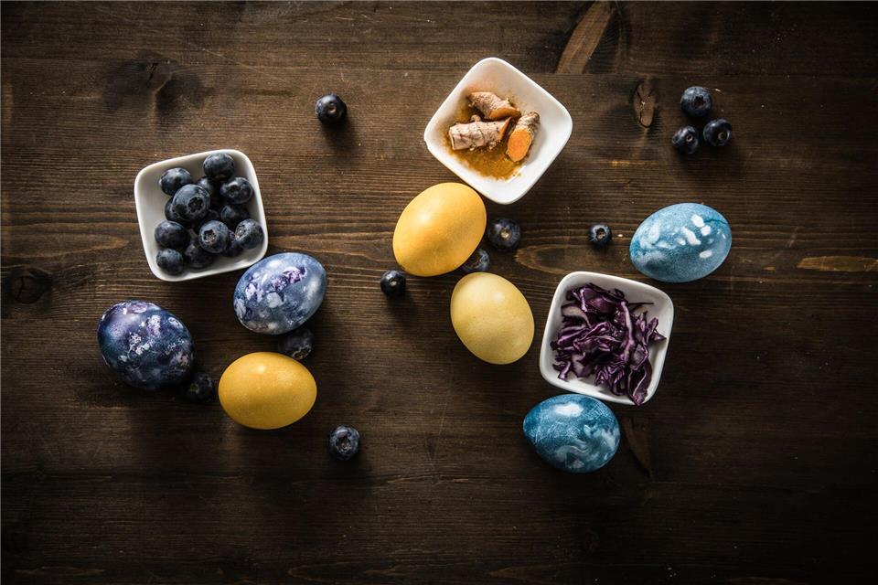 Kurkuma, Rotkohl, Heidelbeeren: Auch natürliche Zutaten eignen sich zum Färben von Ostereiern.picture alliance / dpa-tmn