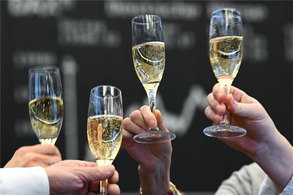 Kursgewinne bei Aktien und Fonds haben vielen Menschen reicher gemacht. (Symbolbild)Arne Dedert/dpa