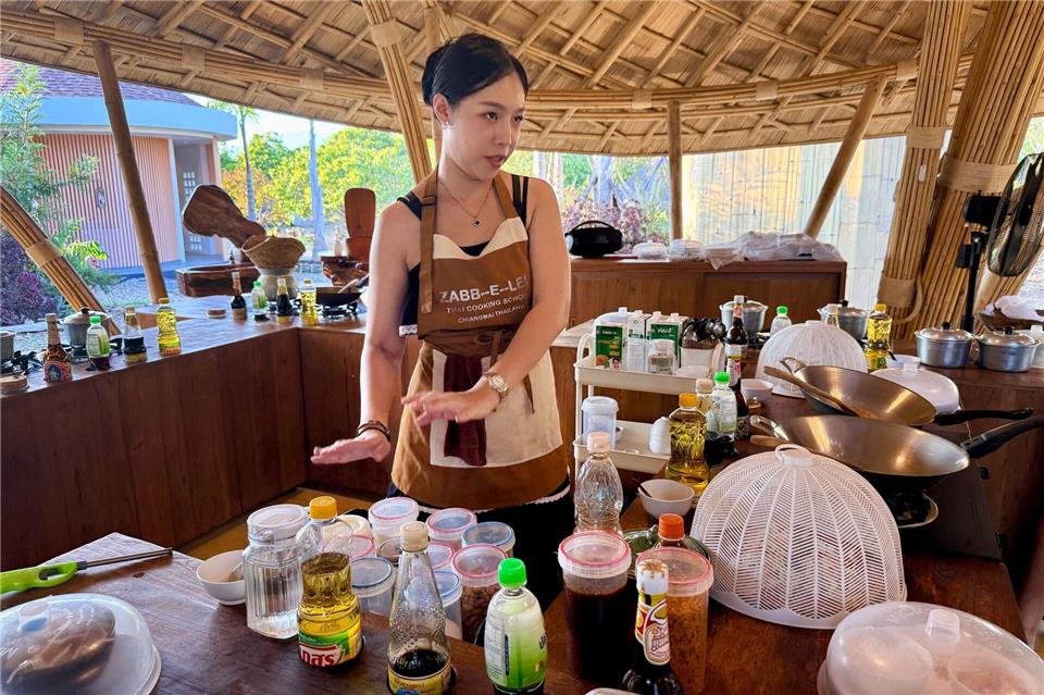 Kursleiterin Alice erläutert die verschiedenen Zutaten für die typischen thailändischen Gerichte.Carola Frentzen/dpa-tmn