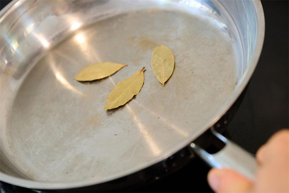 Kurz in einer trockenen Pfanne angeröstet, entwickeln getrocknete Lorbeerblätter ein noch intensiveres Aroma.Zacharie Scheurer/dpa-tmn