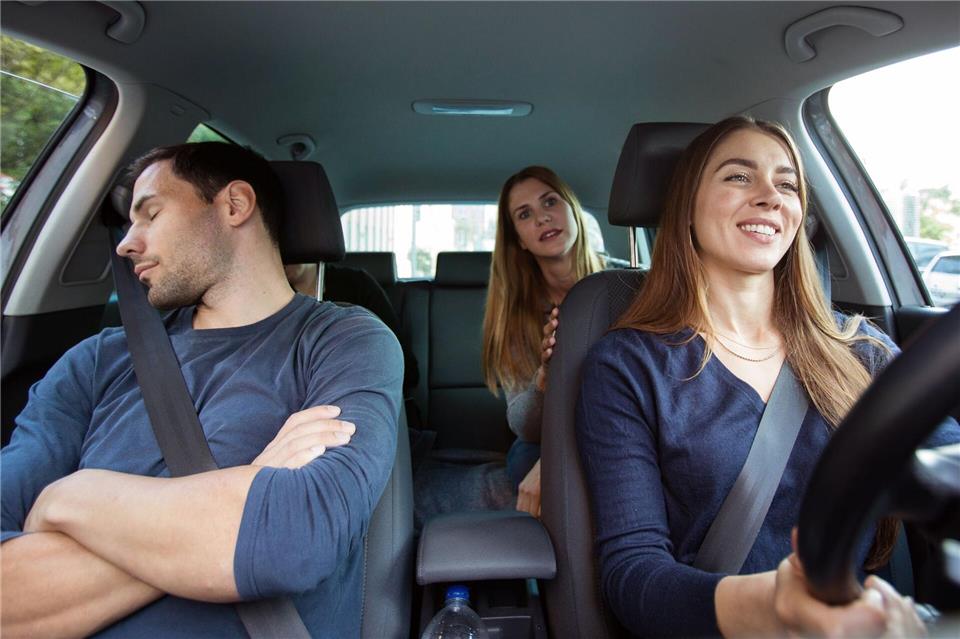 Stau, Stress, Stillstand? Entspannter Pendeln zum Job Kurz mal abschalten: Wer für seine Arbeitsstrecke Fahrgemeinschaften bildet, kann zumindest zeitweise einen kleinen Powernap machen oder die Zeit mit netten Gesprächen verkürzen.Christin Klose/dpa-tmn