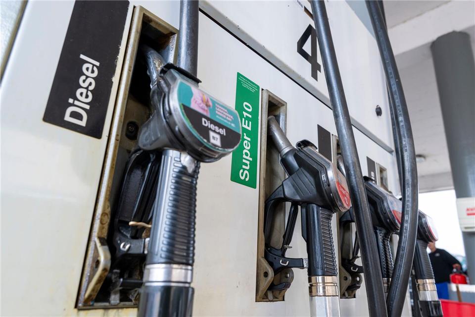 Kurz nach Beginn des Iran-Kriegs hatte der Dieselpreis den für E10 überholt. Nun ist wieder E10 teurer. (Archivbild)Peter Kneffel/dpa