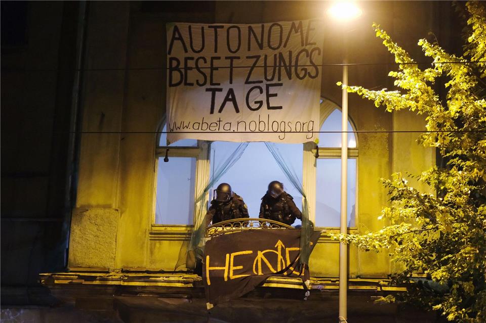 Hausbesetzung in Leipzig - Polizei rückt mit Großaufgebot an Kurz nach Mitternacht wurde die Immobilie geräumt.Sebastian Willnow/dpa