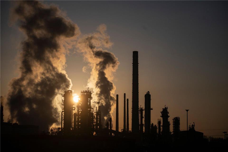 Kurz nach Ostern verkündeten die USA und Iran, dass sie sich auf eine zweiwöchige Waffenruhe geeinigt haben. Der Iran kündigte ein Ende der Blockade der für den weltweiten Öl- und Gashandel wichtigen Meerenge Straße von Hormus an. Wird der Schmierstoff der Weltwirtschaft dauerhaft wieder günstiger? (Symbolbild)Marijan Murat/dpa