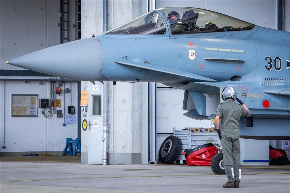 Kurz nach dem Alarm rollt der Eurofighter schon aus dem Hangar.Jens Büttner/dpa