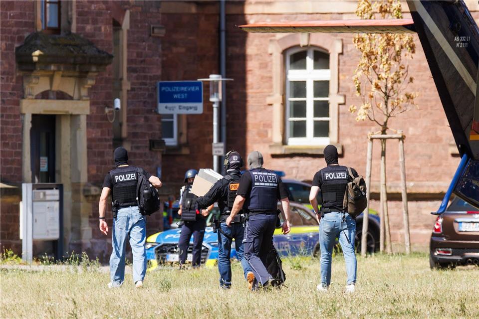 Kurz nach dem Angriff in Bielefeld wurde der mutmaßliche Täter in Karlsruhe einem Haftrichter vorgeführt. Hier tragen Polizisten Akten vom Helikopter zu einem Fahrzeug. (Archivbild)Philipp von Ditfurth/dpa