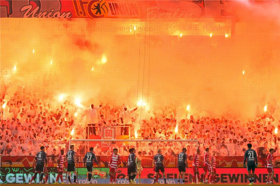 Kurz nach dem Anpfiff wurde reichlich gezündelt auf den Rängen. Soeren Stache/dpa