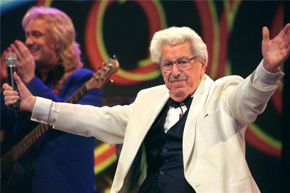 Kurz nach dem Ende des Zweiten Weltkriegs drängte Adenauer den Volksschauspieler Willy Millowitsch zur Wiedereröffnung seines Theaters. (Archivbild)Achim Scheidemann/dpa