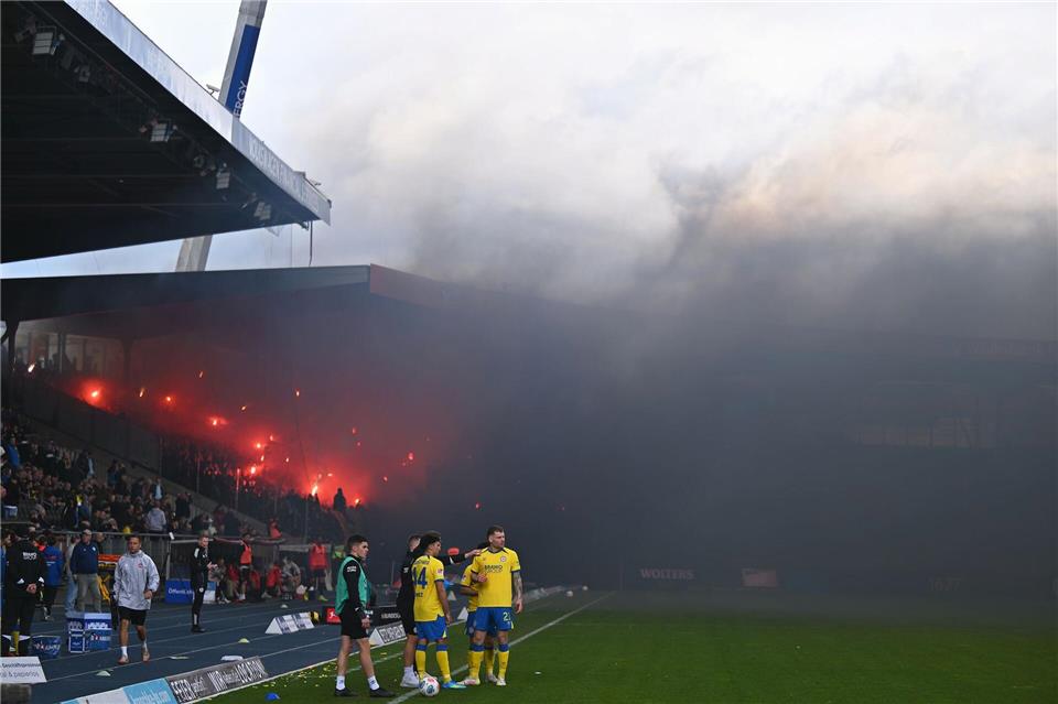 Kurz nach der Pause wurde das Spiel in Braunschweig unterbrochen.Swen Pförtner/dpa