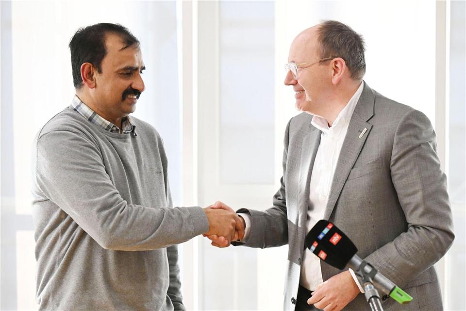 Kurz nach der Tat dankte Mannheims Oberbürgermeister Christian Specht (CDU) Muhammad Afzal für seine Tat. (Archivbild)Uli Deck/dpa