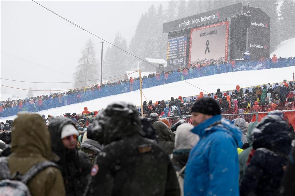 Kurz nach der Tragödie gibt es bei Ski-Rennen in der Schweiz - wie hier in Adelboden - Schweigeminuten für die Opfer. (Archivbild)Jean-Christophe Bott/KEYSTONE/dpa