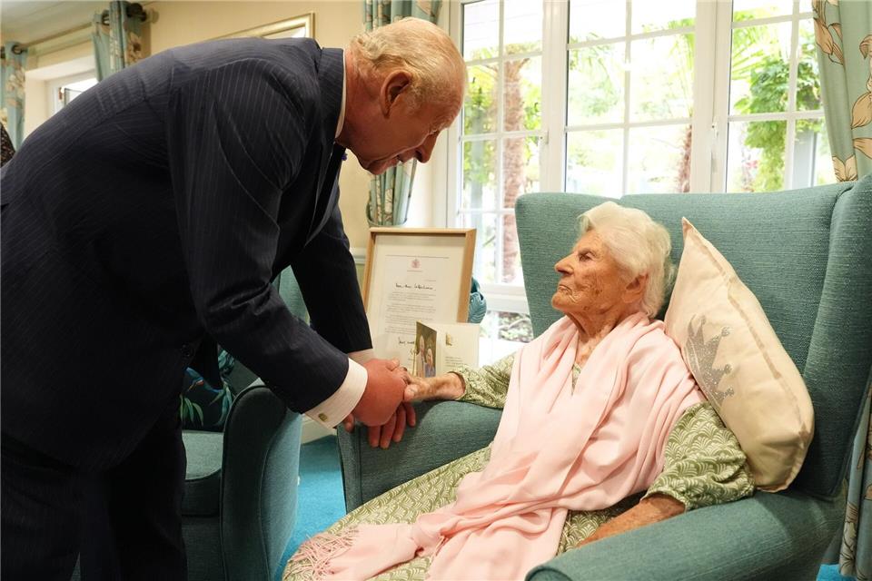 König Charles trifft älteste Person der Welt Kurz nach der Verabschiedung von US-Präsident Donald Trump traf König Charles III. in dieser Woche Ethel Caterham.Jonathan Brady/PA Wire/dpa