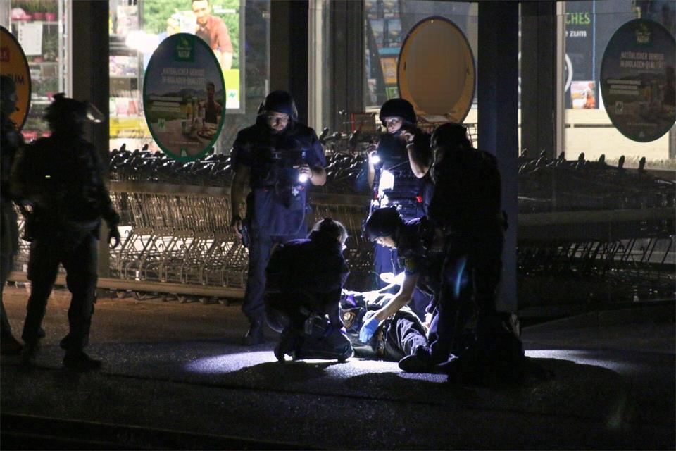 Kurz nach einem Schuss auf eine Frau fasste die Polizei einen Tatverdächtigen.Christian Klemm/dpa