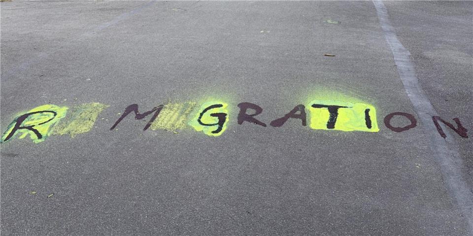 Kurz nachdem der Schriftzug „Remigration“ am Montag gemeldet wurde, hat die Polizei Ahaus einen Teil in der Nähe der Fürstenkämpe markiert und übermalt.