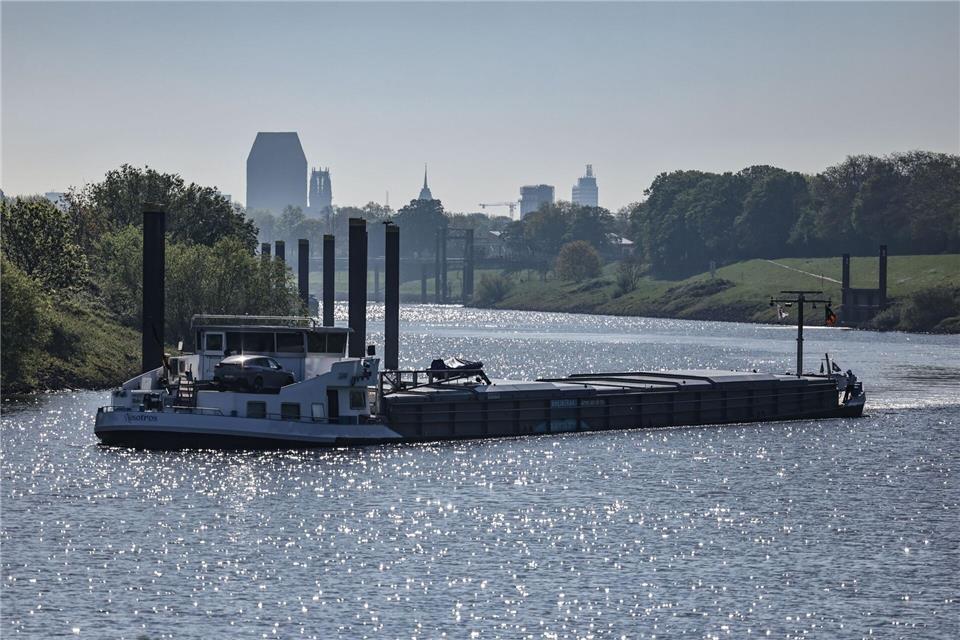 Kurz vor Duisburg wird die Ruhr auch für den Schiffsverkehr relevant.Oliver Berg/dpa