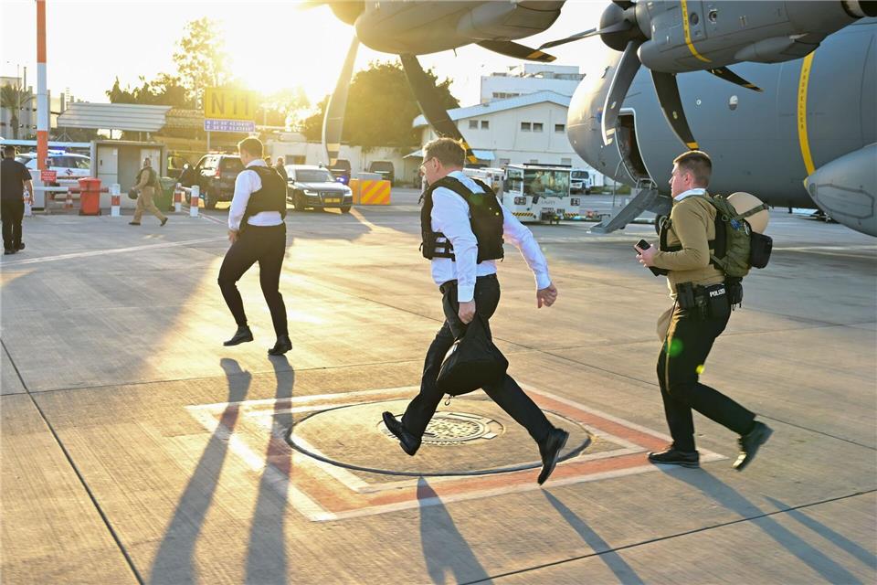 Kurz vor Ende des Besuchs muss Wadephul wegen eines Voralarms das Flugzeug verlassen.Sebastian Christoph Gollnow/dpa