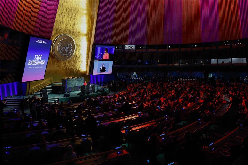 Kurz vor Eröffnung der Tagung der UN-Frauenrechtskommission erinnerten die Staatenvertreter bei den Vereinten Nationen an den Weltfrauentag am 8. März. Im weiteren Verlauf gab es Streit über eine gemeinsame Erklärung. Kena Betancur/FR172124 AP/AP/dpa