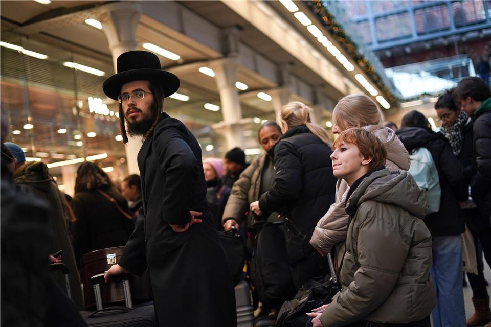 Kurz vor Silvester stranden Hunderte Menschen in Bahnhöfen wie in London St Pancras InternationalAlberto Pezzali/AP/dpa