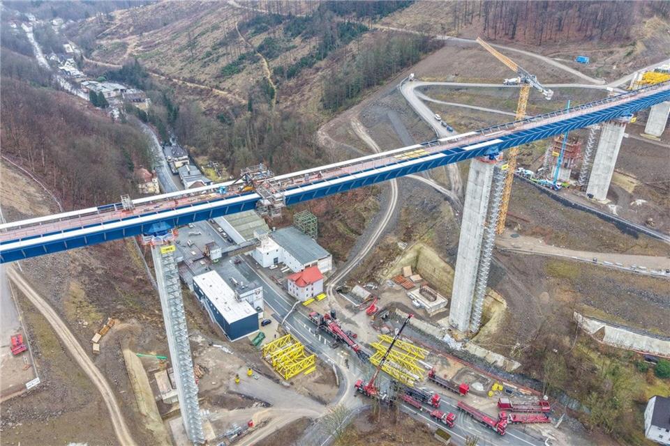 Kurz vor Weihnachten soll hier der Verkehr wieder fließen. Ein Teil der Rahmetalbrücke wird am 22. Dezember für den Verkehr freigegeben. (Archivbild)Alex Talash/dpa