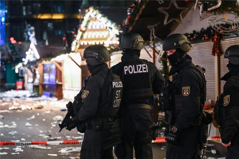 Kurz vor Weihnachten war ein 50-Jähriger mit einem Auto über den Magdeburger Weihnachtsmarkt gerast. (Archivbild)Heiko Rebsch/dpa
